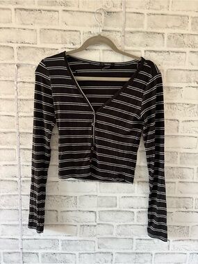 Forever 21 Black & White Striped V-Neck Button Crop Top